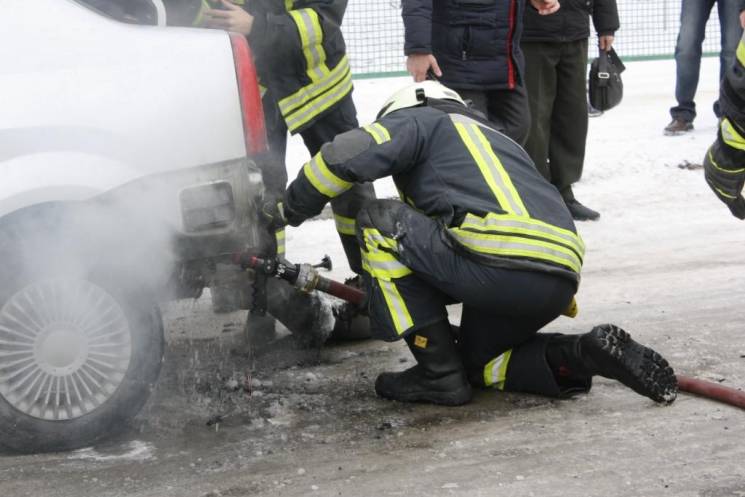 У середмісті Запоріжжя спалахнуло авто (ФОТО, ВІДЕО)