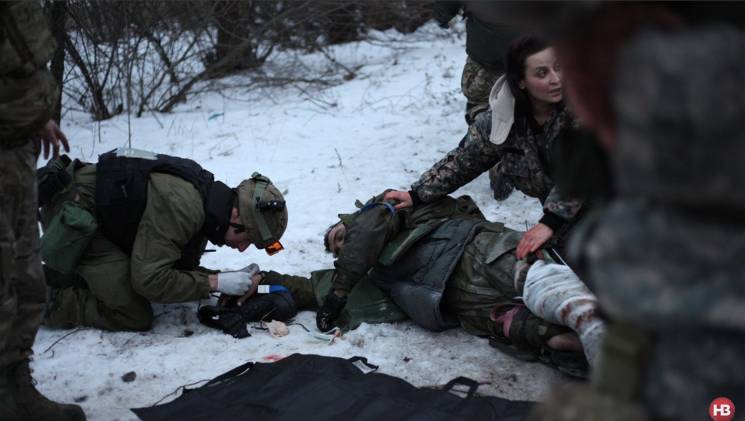 На Донбассе боевики ранили двух защитник…