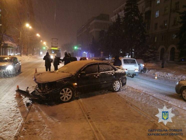 В Харькове водитель Mitsubishi вылетел н…