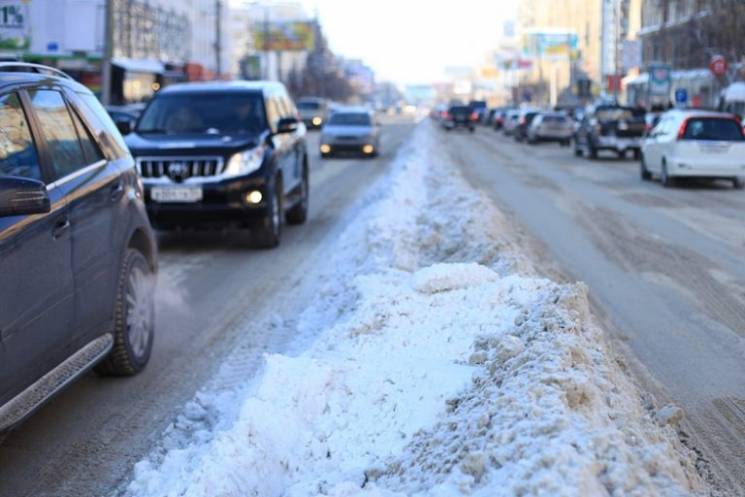 Снег и скользкие дороги: Киев остановилс…