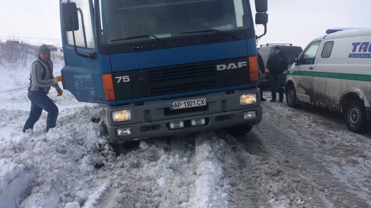 На трасах Дніпропетровщини зі снігових з…