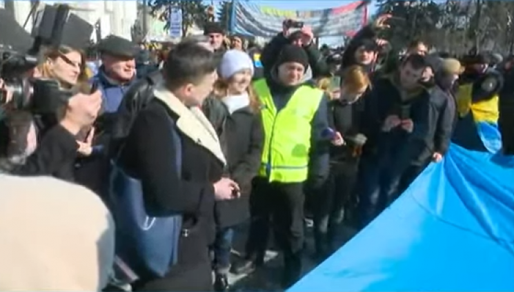 Савченко "пішла у народ", який пікетує Р…