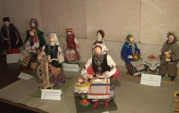 У Полтаві презентували виставку ляльок-м…