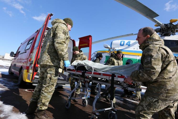 Раненого на Донбассе пограничника бортом…