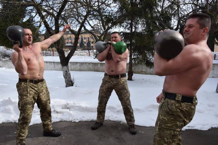 Сніг, гирі, гармаші: Як армійці Тернопіл…