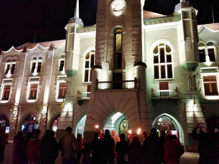 У Мукачеві урочисто і з факелами перевели годинник на вежі Ратуші (ФОТО)