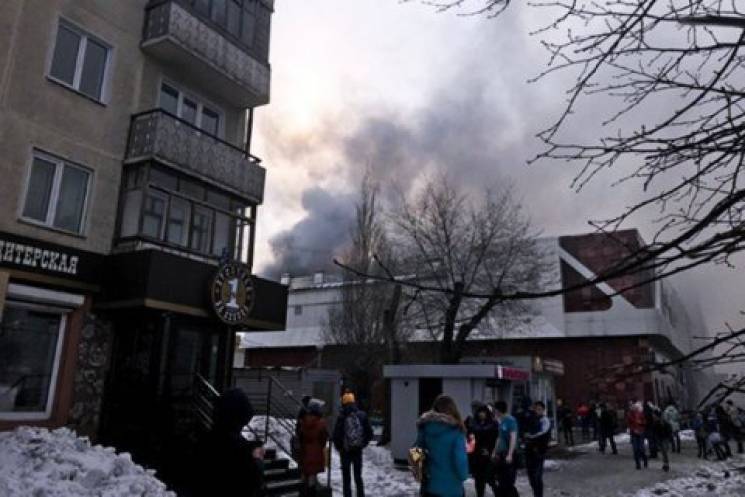 На Росії спалахнув торговий центр: Загин…