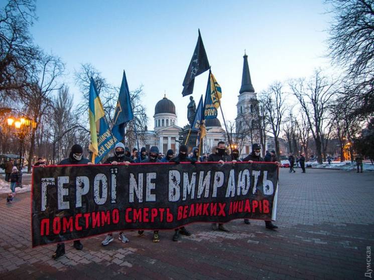 В Одессе маршем и файерами почтили памят…