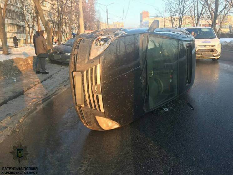 В Харькове невнимательный водитель перев…