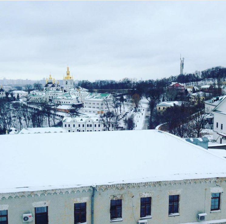 Зима "тролить": Київ знову накрило сніго…