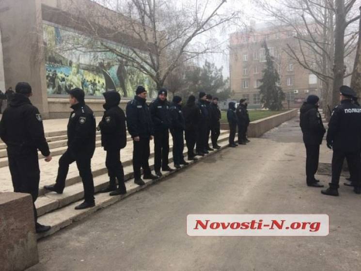 В Николаеве здание ОГА окружили полицейс…