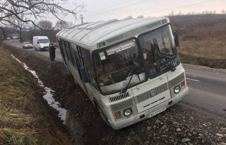 На Виноградівщині рейсовий автобус опини…