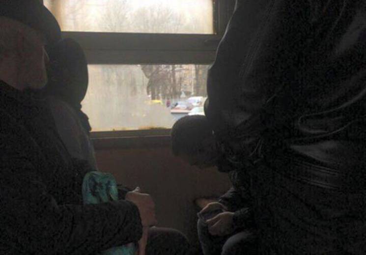 В окно поезда "Львов-Мукачево" неизвестн…
