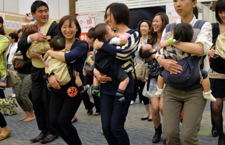 В Японии малышей учат танцевать раньше,…