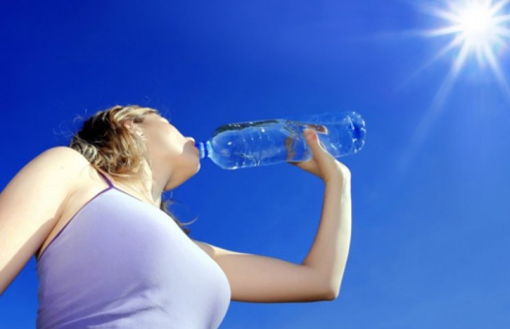Питье воды из бутылок приводит к появлен…