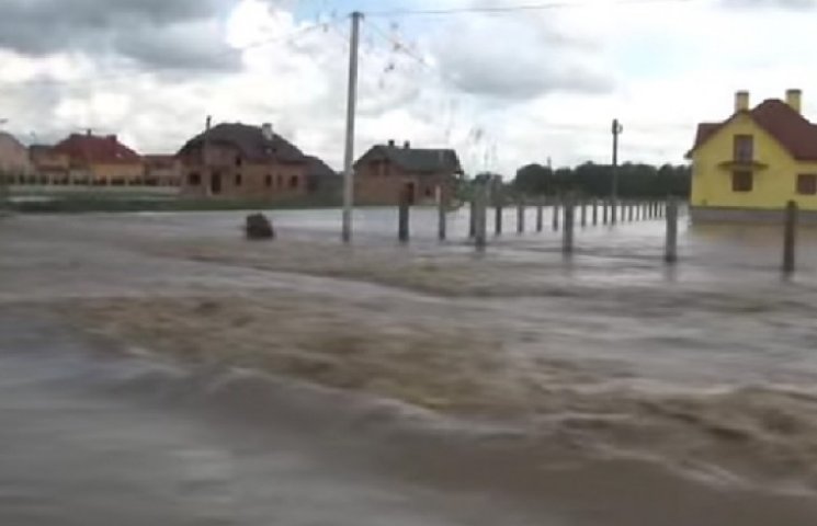 Ураган в Львове подтопил 4 тысячи домов…