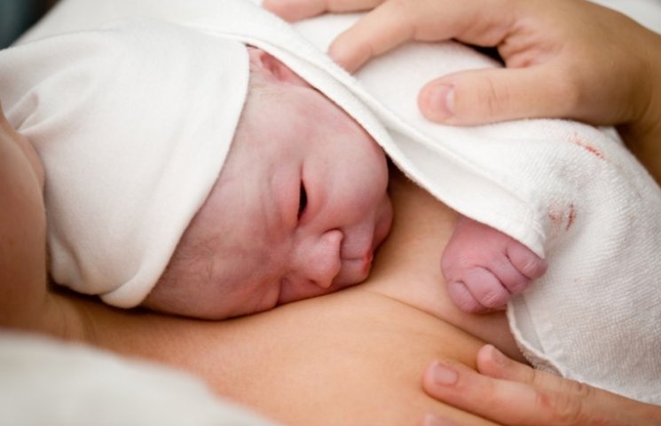 Обезболивание во время родов мешает груд…