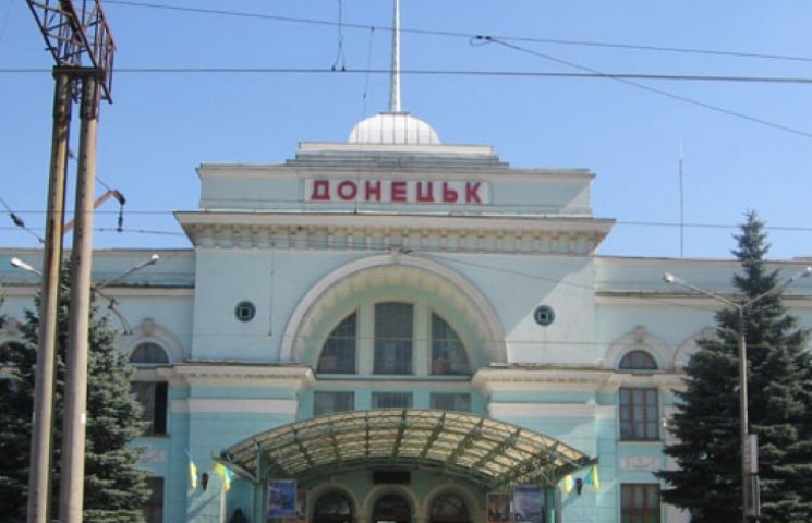 У железнодорожного вокзала в Донецке рву…