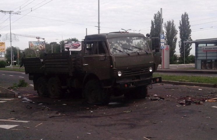 На улицах Донецка остались разбитые груз…