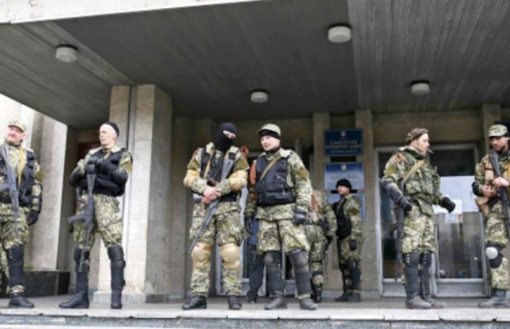 В Донецке террористы захватили школу и о…