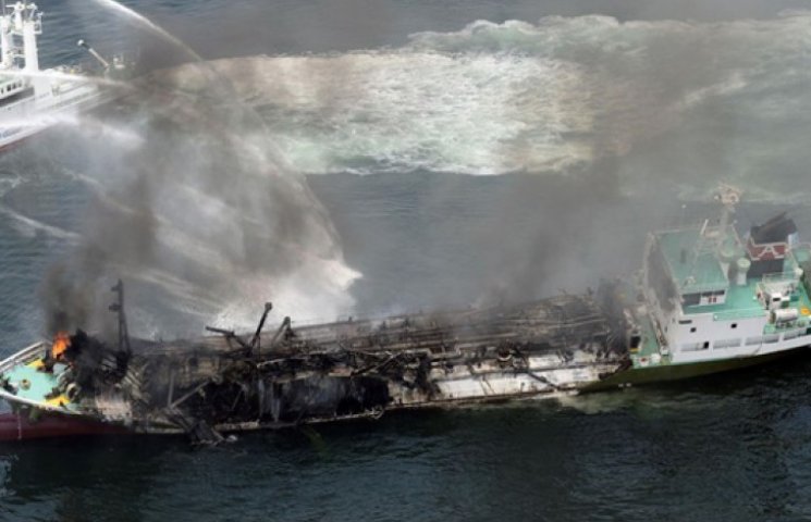 У берегов Японии взорвался танкер с нефт…