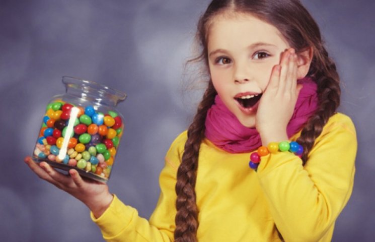 Дети тоже заедают стресс сладостями…