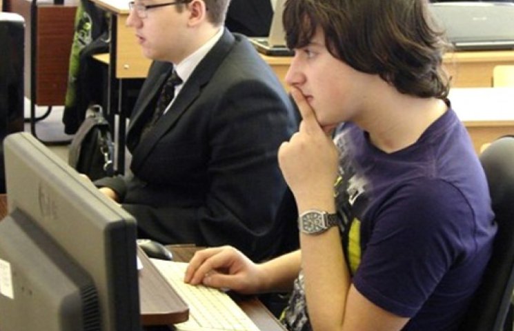 Киевские школьники на уроках смотрят пор…