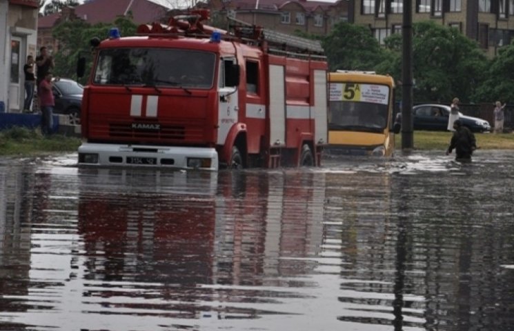 Потоп в Кировограде: 11 авто «утонули» п…