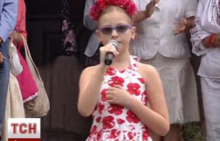 Дочь Яценюка в маках спела «Червону руту…