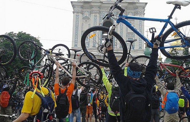 Киев отметил свой день мокрыми велосипед…