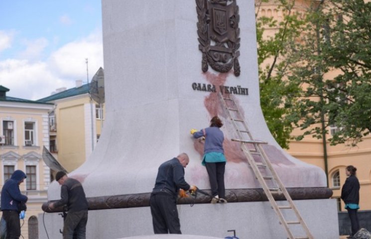 В Харькове изуродовали памятник Независи…