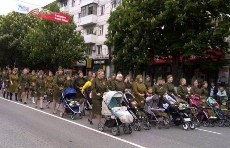 На парад в Криму пригнали жінок з немовл…