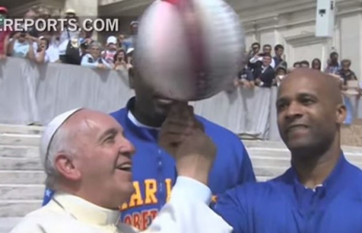 Як Папа Римський вчився крутити м'яч на…
