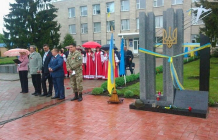 На Сумщині відкрили перший пам'ятник Гер…
