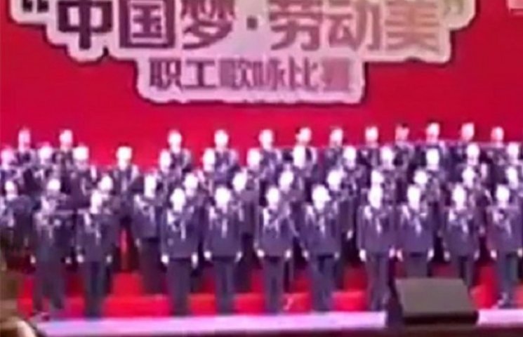 Китайський хор із 80 осіб грандіозно рух…