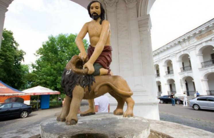 Київський фонтан Самсон знову змінив кол…