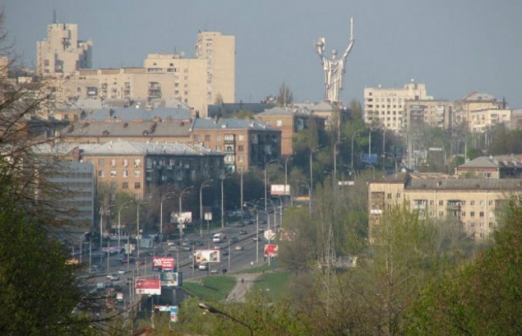 У центрі Києва автівки "купаються" в окр…