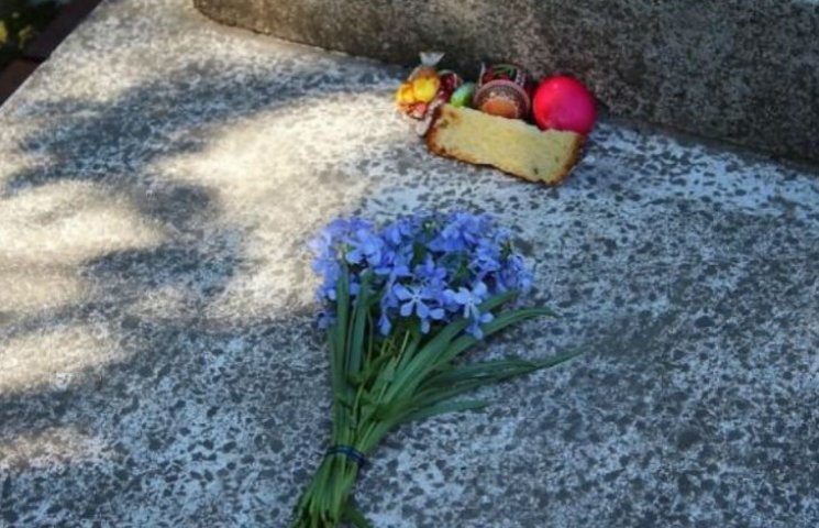 Поминальні дні на кладовищах Києва (ГРАФ…