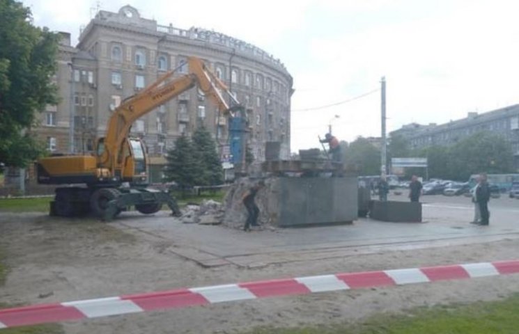 Перед дніпропетровським вокзалом зламали…