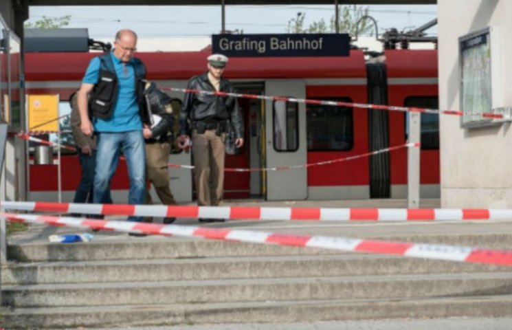 На вокзалі під Мюнхеном ісламіст з крика…