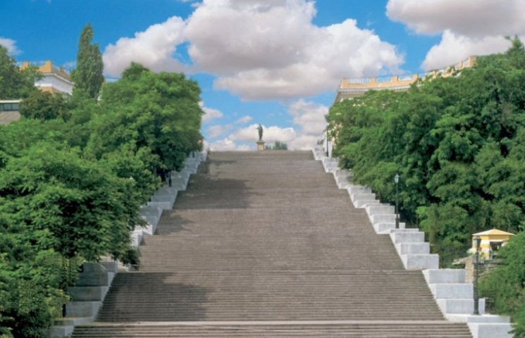 На Потьомкінських сходах змінюють пам'ят…