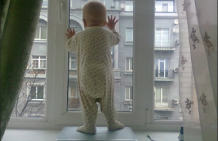 В Днепропетровске младенец выпал из окна…