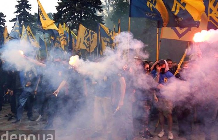 В Киеве тысячи "азовцев" взяли в осаду Р…
