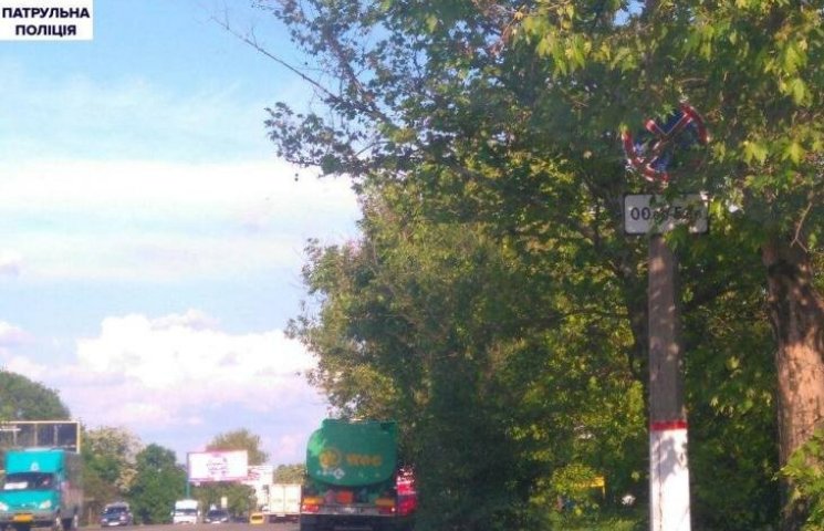 У Миколаєві гілля дерев перекриває дорож…