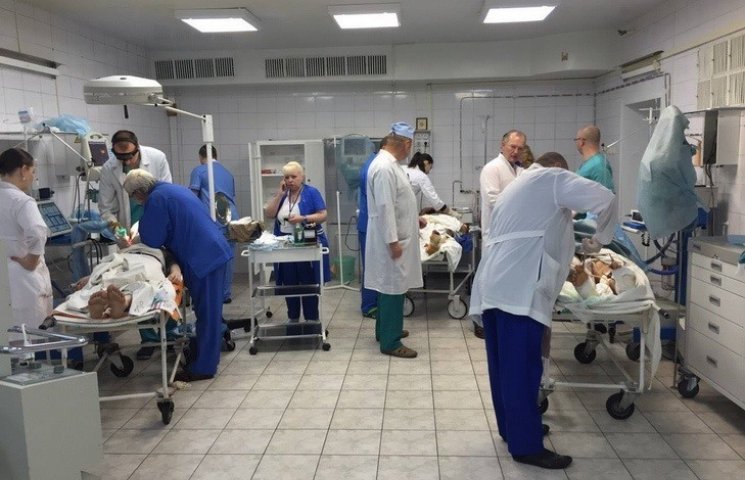 Днепровские врачи борются за жизни ранен…