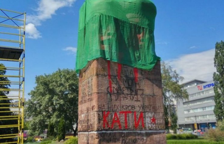 У Києві почали демонтувати пам’ятник чек…