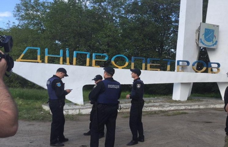 На въезде в Днипро охраняют стелу со ста…