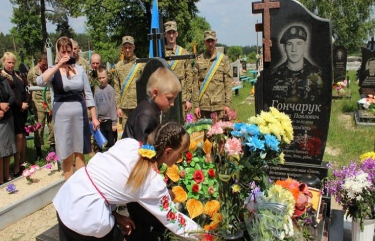 На Славутчині відкрили пам'ятник Герою А…