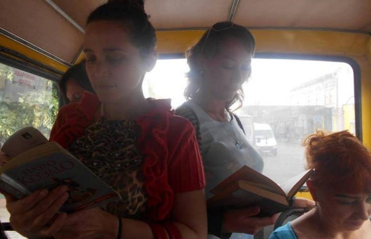 Мукачевцам читали книги прямо в автобусе…