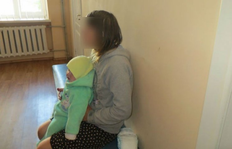 На Полтавщині мати тримала 8-місячну дит…